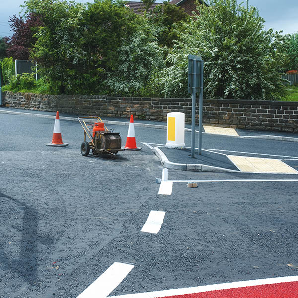 Vehicle with mobile plant for heating and melting paint used for road traffic lines demarcation